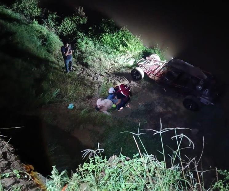 Cae con su vehículo a barranco