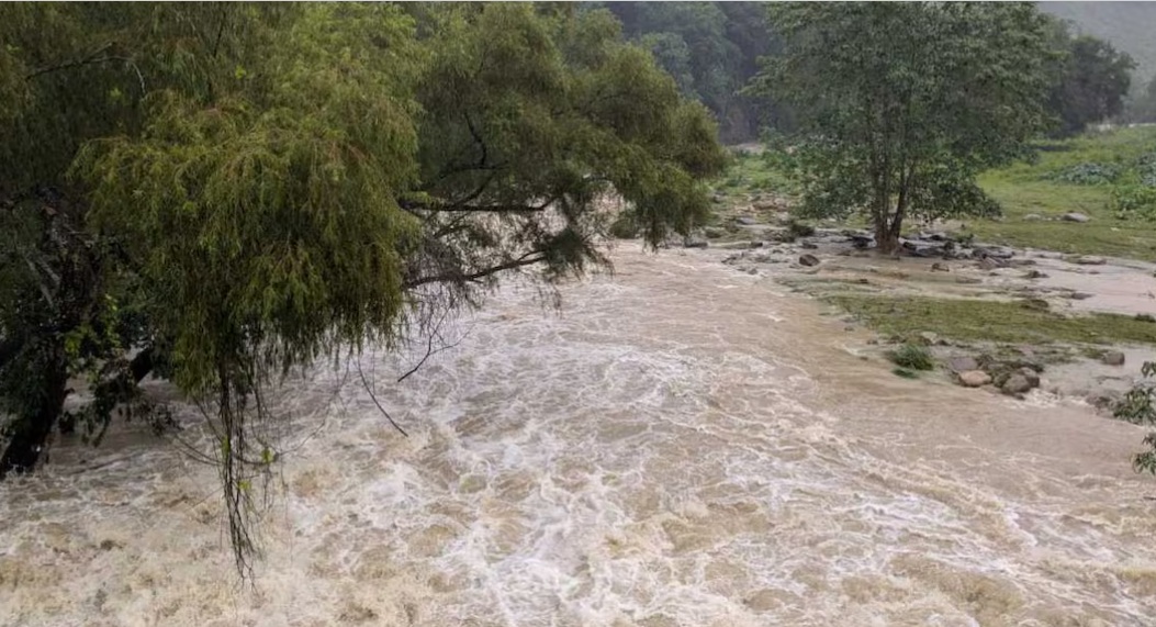 Amanece Poza Rica bajo el agua tras el desbordamiento de río