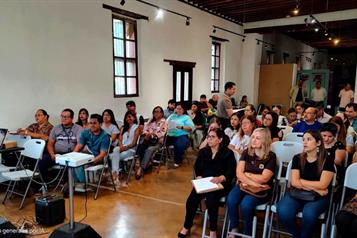 Capacita Santa Catarina a maestros de escuelas