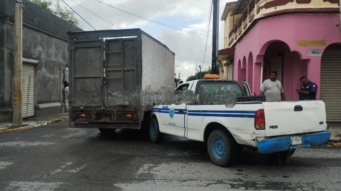 Dos empleados de la empresa Agua y Drenaje de Monterrey, sufrieron algunas lesiones, al chocar su unidad oficial contra un camión en el municipio de Cadereyta.