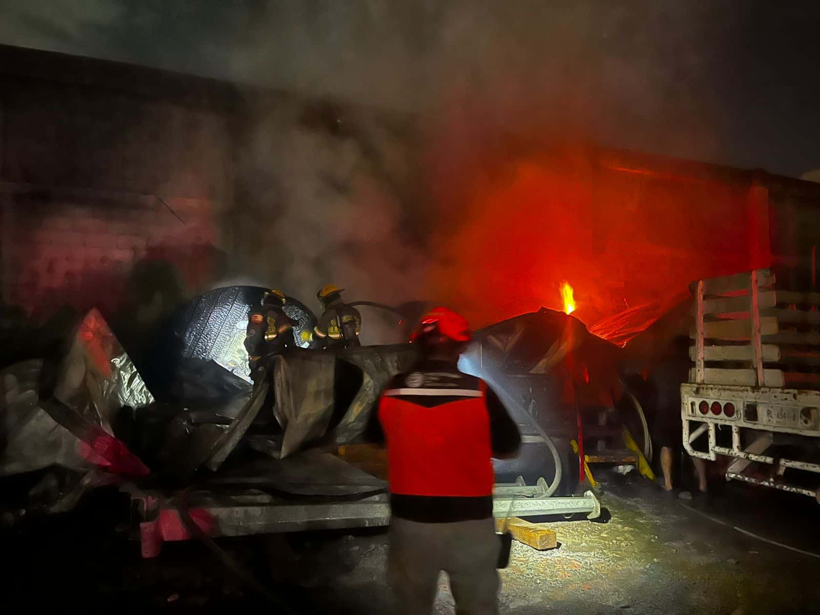 El incendio en el patio de una empresa consumió una traila tipo caseta rodante y dejó otros daños materiales, en el municipio de Apodaca.