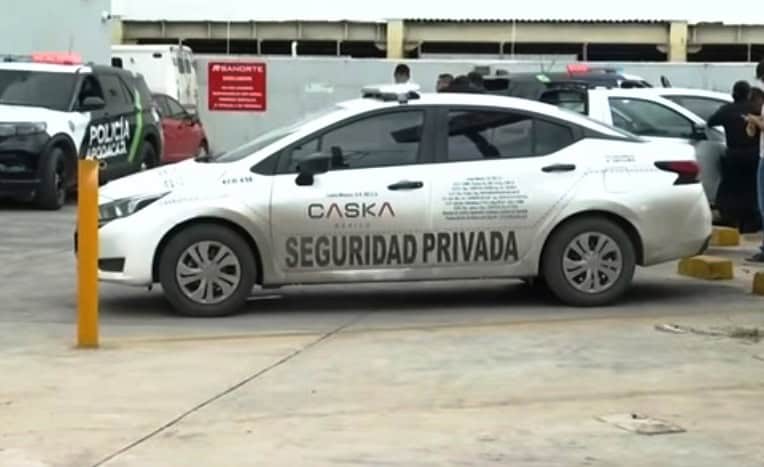 Dos hombres armados que viajaban a bordo de una motocicleta, sorprendieron a un cliente de un banco del municipio de Apodaca, quien fue despojado de medio millón de pesos.