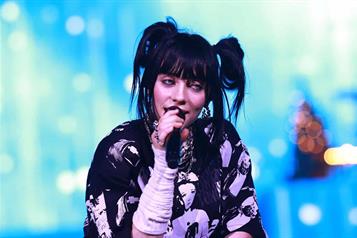 Billie Eilish sufre agresión de fan en pleno concierto en Miami