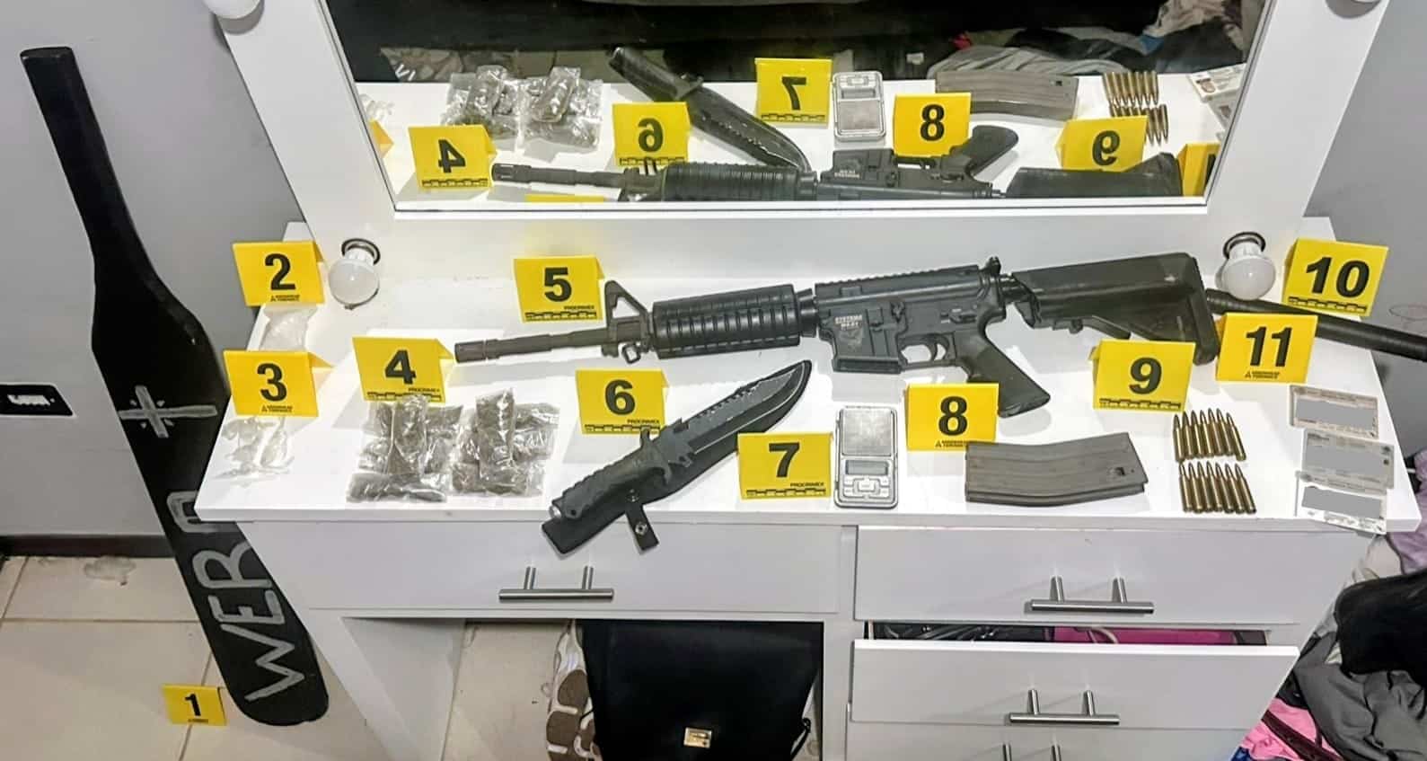 Una persona detenida, el aseguramiento de droga, dos armas de fuego, así una tabla y tubo al parecer para torturas, fue parte de lo que dejó un cateo realizado ayer en el municipio de El Carmen.