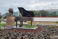 Robla placa de estatua; lo detienen