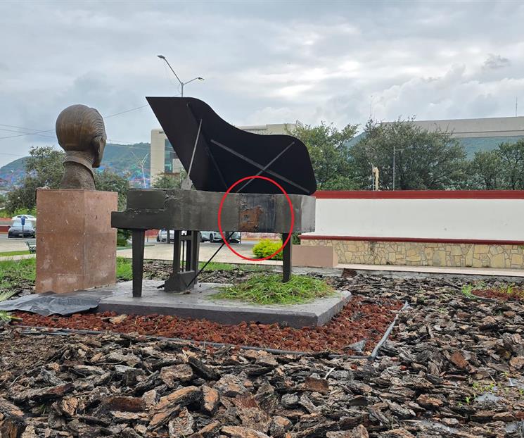 Robla placa de estatua; lo detienen