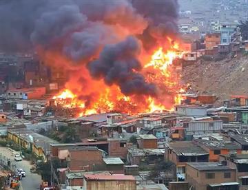 Afecta incendio en Lima a fábrica de pirotecnia