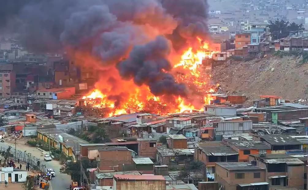 Afecta incendio en Lima a fábrica de pirotecnia Afecta incendio en Lima a fábrica de pirotecnia