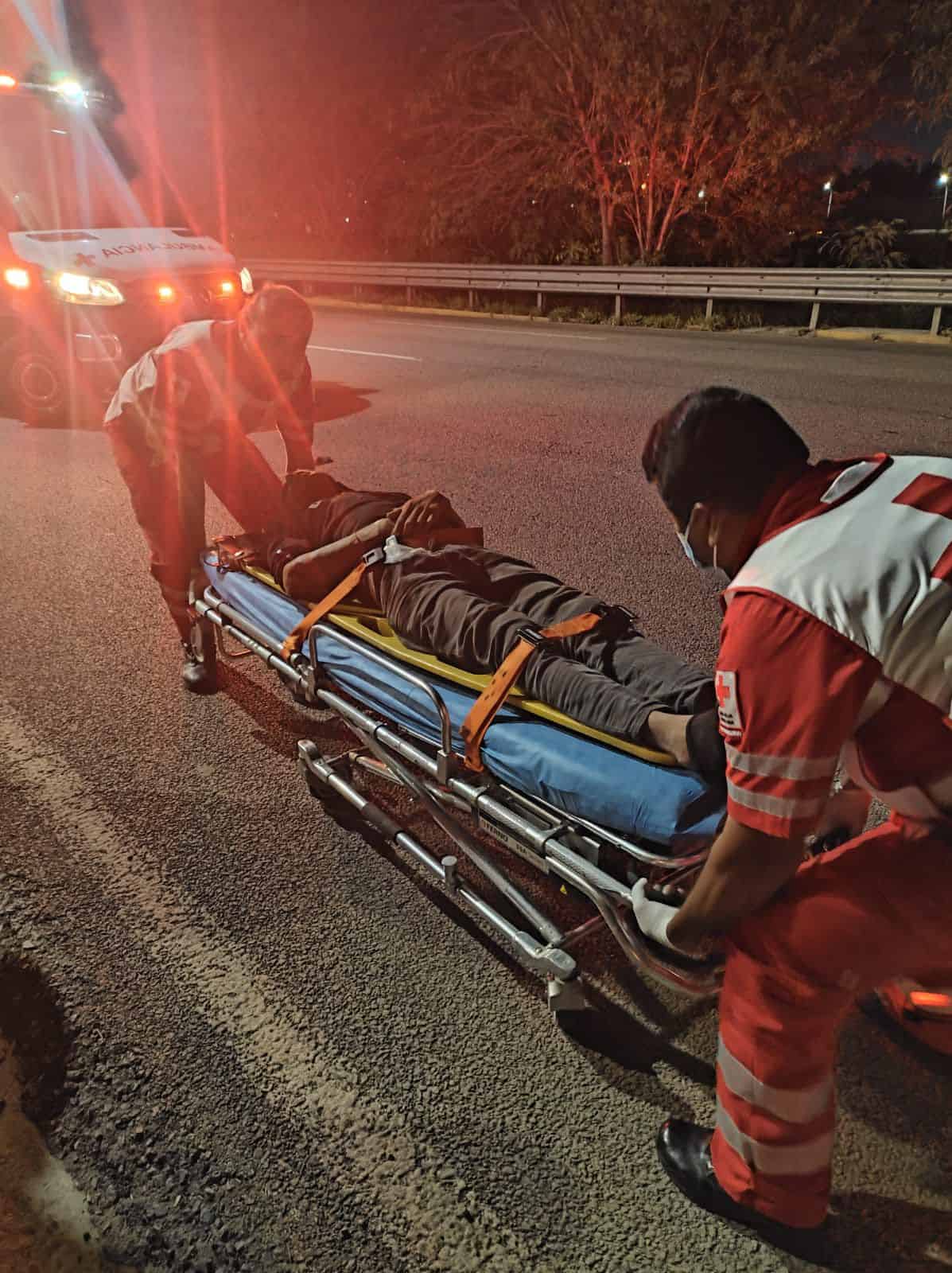 Al intentar cruzar la Avenida Morones Prieto, un hombre resultó lesionado al ser atropellado por un vehículo, la noche del sábado en la Colonia Buenos Aires.
