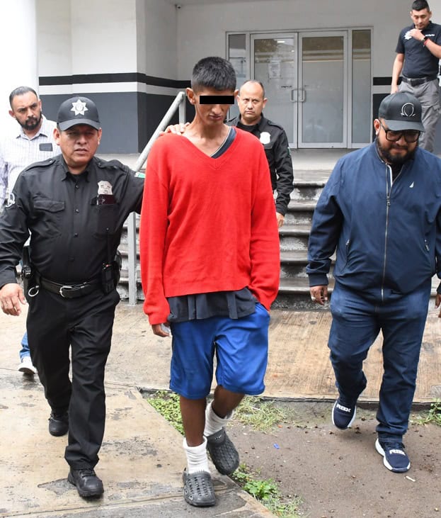 Un hombre originario de Honduras fue detenido por oficiales de la Policía de Monterrey, al presuntamente alterar el orden en la vía; al investigarlo, se informó que cuenta con orden de aprehensión por homicidio calificado en Tijuana.