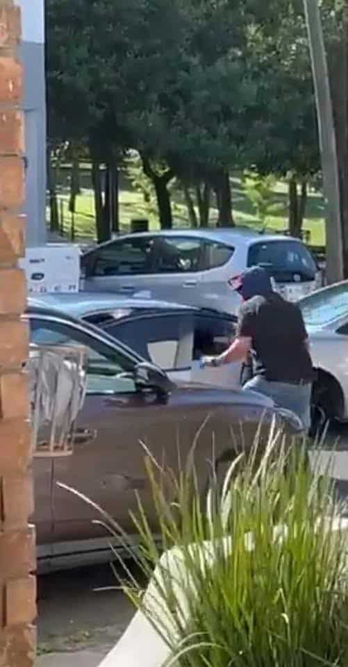 Elementos de la policía municipal de San Pedro Garza García, lograron la detención de dos hombres, que presuntamente estaban relacionados con la venta de drogas.