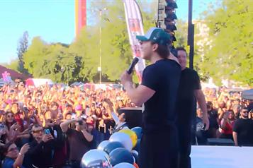 Celebra Aldo De Nigris con fans en Monterrey