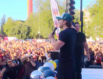 Celebra Aldo De Nigris con fans en Monterrey