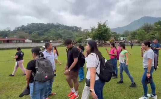 Rescatan v&iacute;a a&eacute;rea a los primeros 20 maestros varados