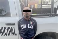 Arroja a su pareja desde un segundo piso