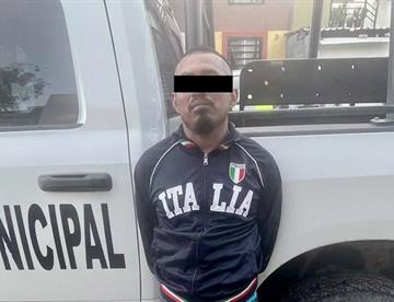 Arroja a su pareja desde un segundo piso