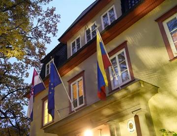 Anuncia Venezuela el cierre de sus embajadas en Noruega y Australia