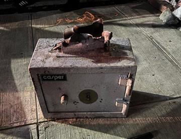Roban caja fuerte y los detienen