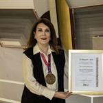 Premian a profesora por inspirar la pasión por ciencia y tecnología