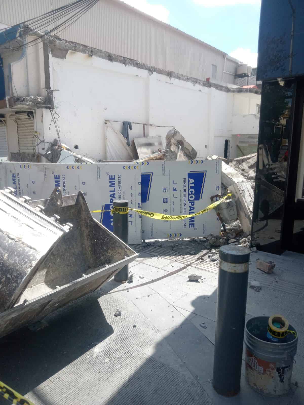 En la demolición de una barda ayer en el centro de Monterrey, unos trabajadores ocasionaron una fuga que llevó a la movilización de elementos de rescate y Bomberos.