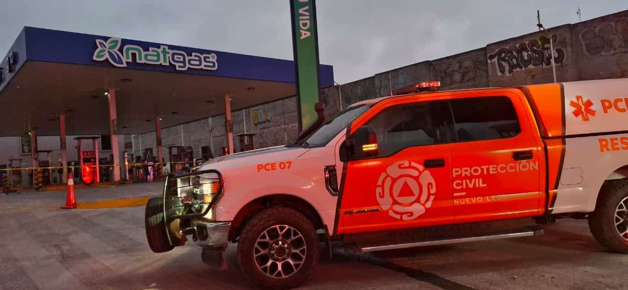 Al estar cargando gas una revolvedora de cemento, se registró una explosión tras al parecer un error humano, lo que dejó tres lesionados y daños materiales, ayer en la Colonia Juana de Arco, en Monterrey.