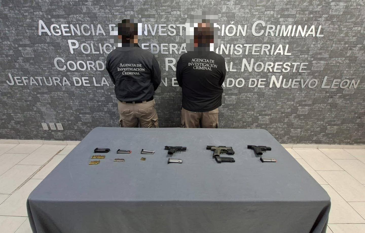 Tres hombres que fueron sorprendidos a bordo de un vehículo con placas extranjeras, con arma de fuego y cartuchos de uso exclusivo de las Fuerzas Armadas en el municipio de Sabinas Hidalgo, fueron vinculados a proceso.