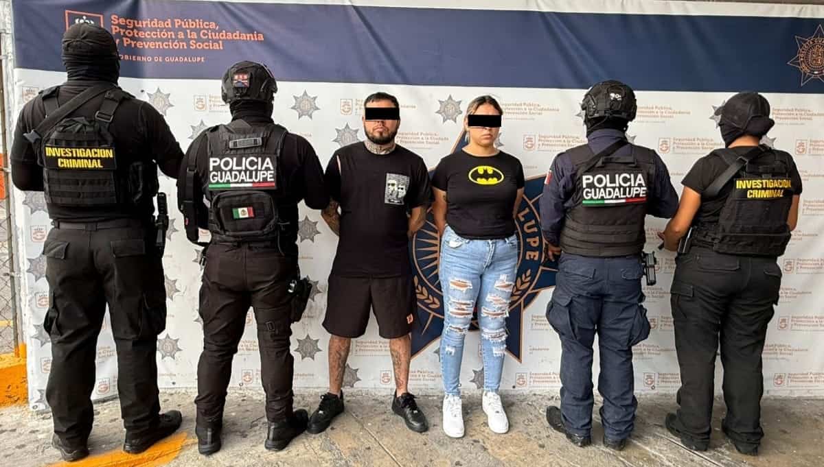 Una pareja, presuntos integrantes de un grupo criminal de presencia nacional, de los cuales uno de ellos realizaba actividades de halconeo, fueron arrestados por elementos de la Policía de Guadalupe en la Colonia Campestre La Silla, portaban 50 dosis de droga.