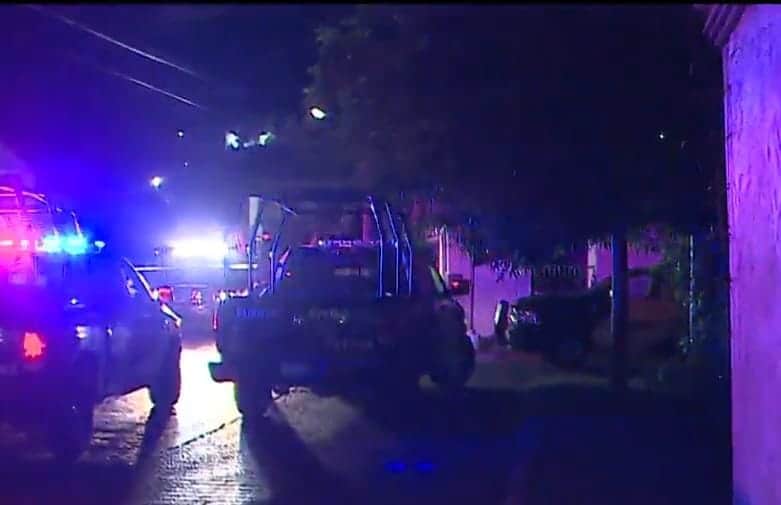 De diversas cuchilladas, un hombre murió al ser atacado al interior de un domicilio en la Colonia CROC, la madrugada de ayer al norte del municipio de Monterrey.