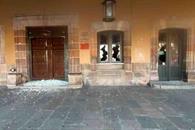 Normalistas vandalizan Palacio de Justicia en Morelia