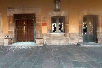 Normalistas vandalizan Palacio de Justicia en Morelia