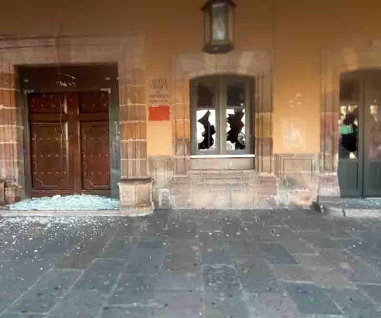 Normalistas vandalizan Palacio de Justicia en Morelia Normalistas vandalizan Palacio de Justicia en Morelia