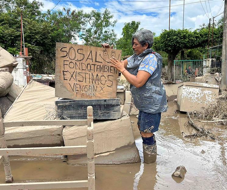 Vecinos piden apoyo para limpiar lodo en Poza Rica Vecinos piden apoyo para limpiar lodo en Poza Rica