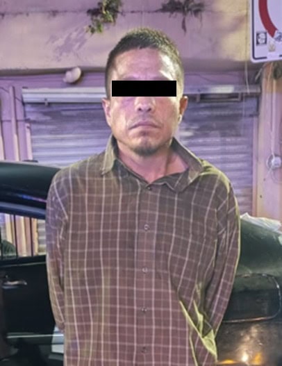 Un hombre fue detenido por oficiales de la Policía de Monterrey, luego de que presuntamente se apoderó de 75 cajetillas de cigarros de una tienda de conveniencia, tras ser detectado por las cámaras del C4 municipal, además es investigado por otros ocho robos.