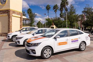 Entrega Arratia 4 nuevas unidades a la Secretaría de las Mujeres