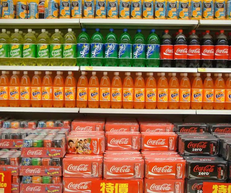 Industria refresquera reducirá contenido de azúcar en sus productos