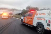 Se impacta tráiler contra talud