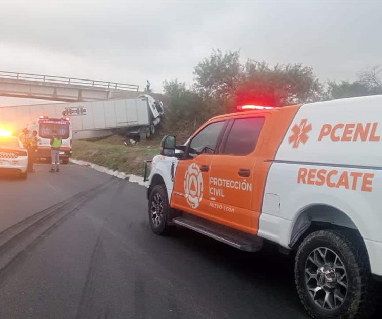 Se impacta tráiler contra talud Se impacta tráiler contra talud