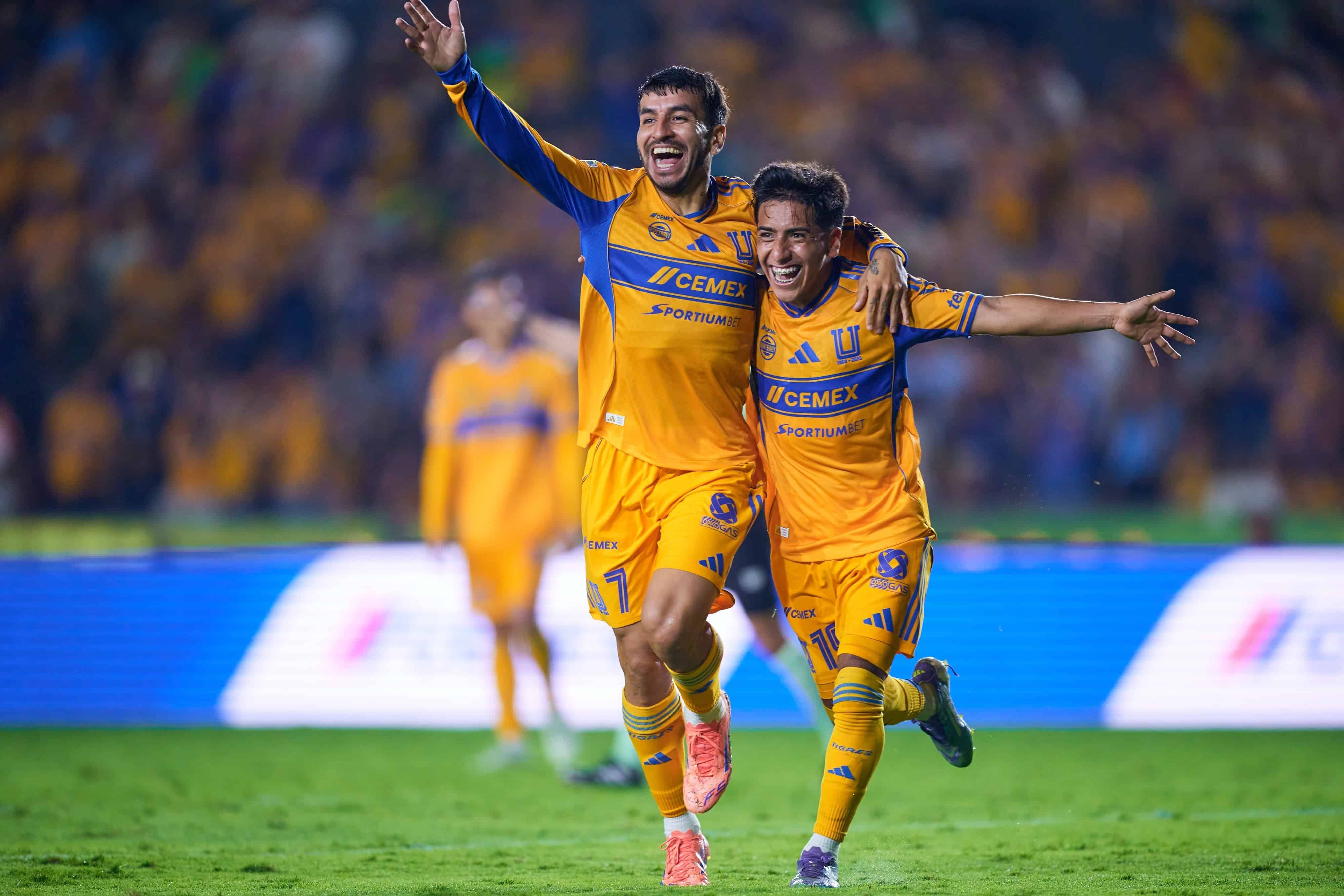 Ángel Correa anota.