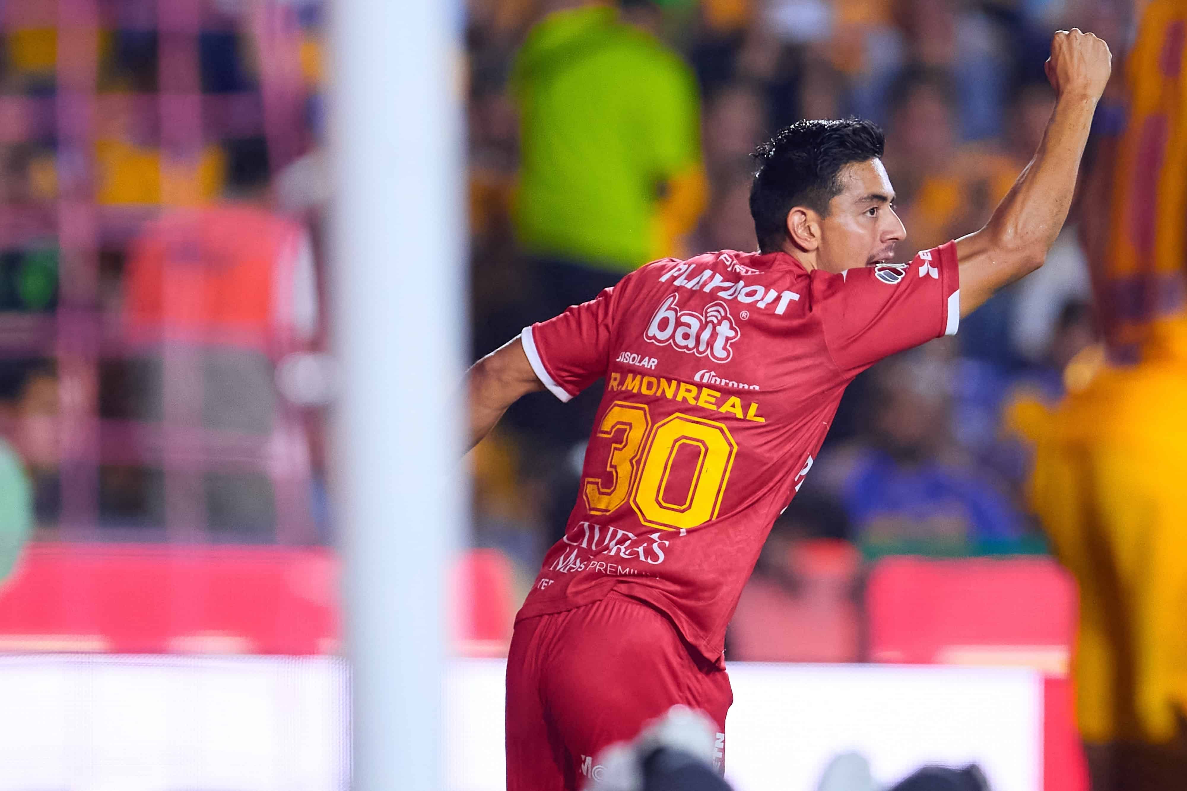 Ricardo Monreal anota.