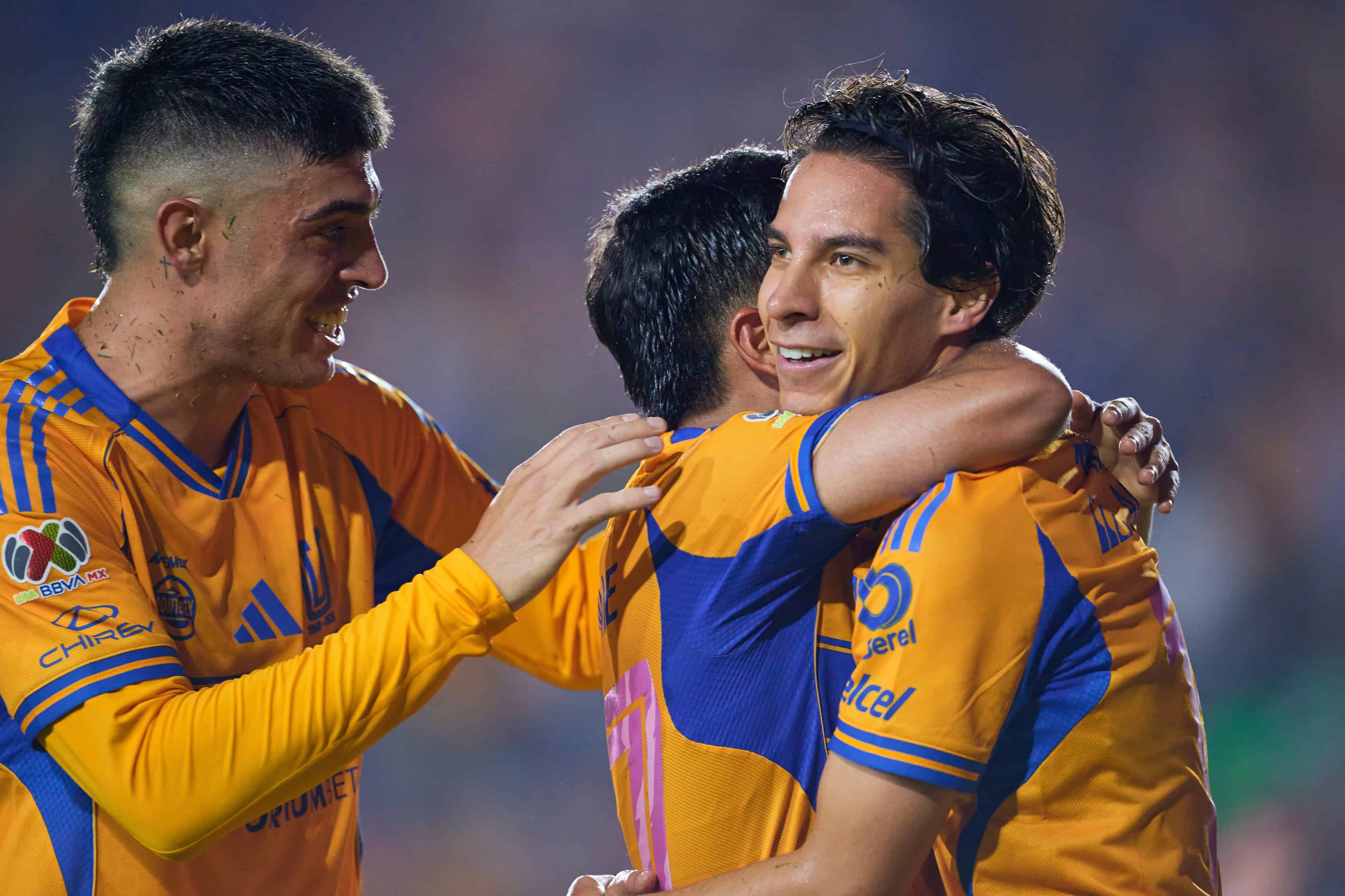 Diego Lainez anota.