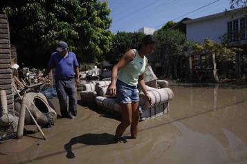Habitantes de Álamo siguen batallando tras las lluvias