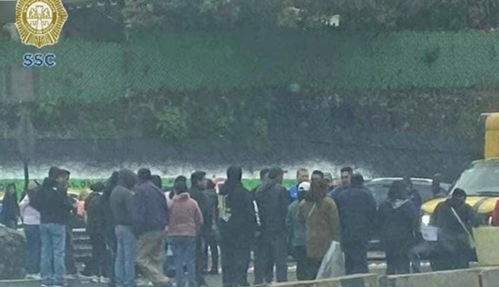 Manifestantes bloquean salida de la México-Cuernavaca Manifestantes bloquean salida de la México-Cuernavaca