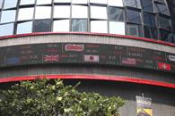 El peso cierra al alza