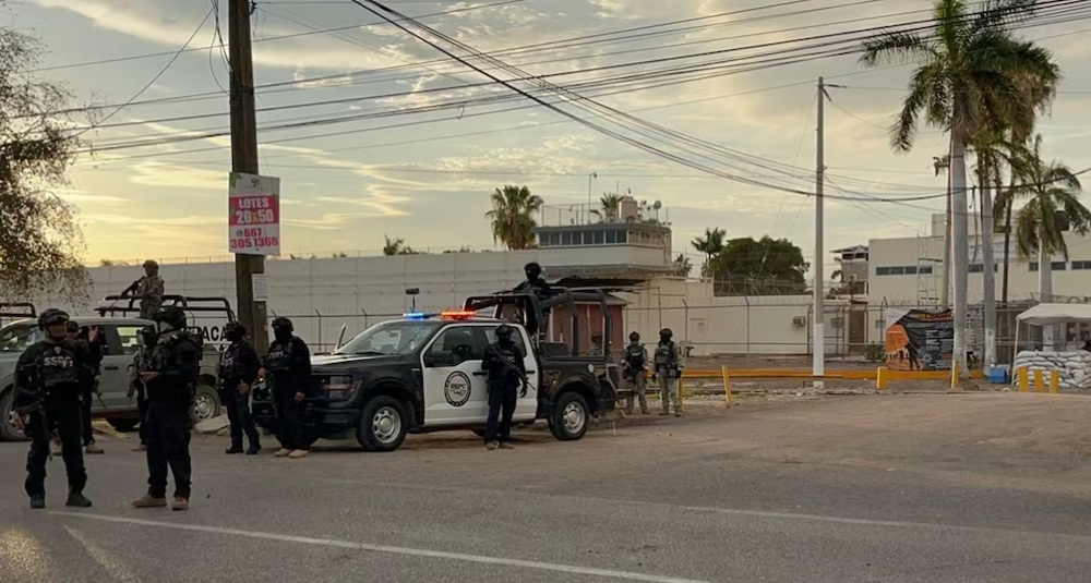 Hallan artefacto explosivo y armas tras riña en penal de Culiacán Hallan artefacto explosivo y armas tras riña en penal de Culiacán