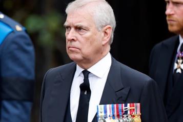 Renuncia príncipe Andrés a su título real