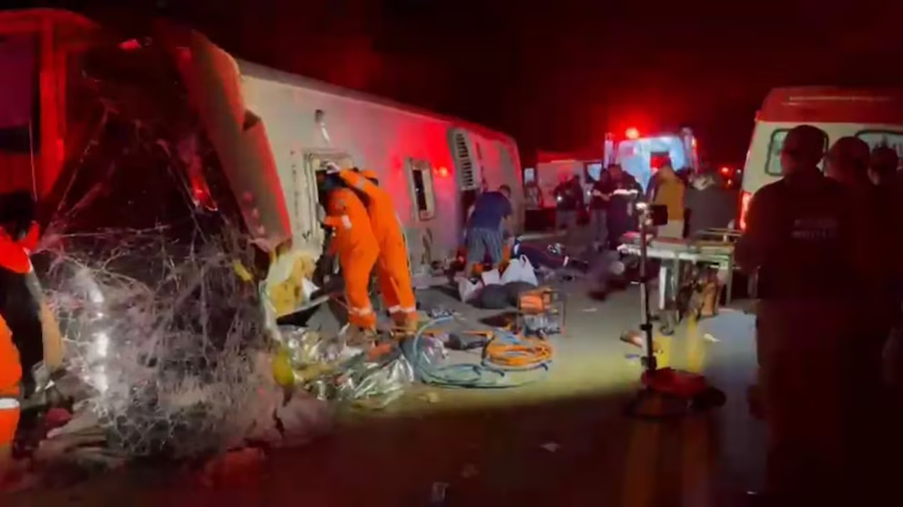 Casi 20 personas mueren en accidente de autobús en Brasil Casi 20 personas mueren en accidente de autobús en Brasil