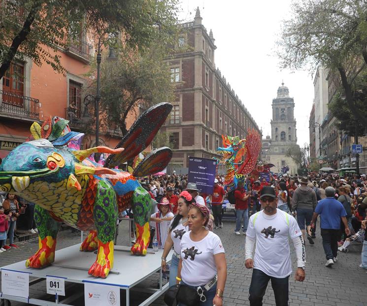 Más de 50 mil personas asisten al Desfile de Alebrijes Más de 50 mil personas asisten al Desfile de Alebrijes