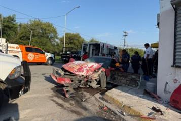 Conductora se estrella contra casa en Apodaca