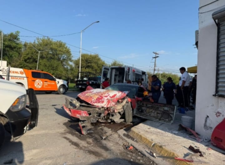 Conductora se estrella contra casa en Apodaca Conductora se estrella contra casa en Apodaca
