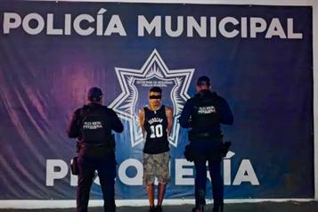 Detienen a hombre por robo de vehículo